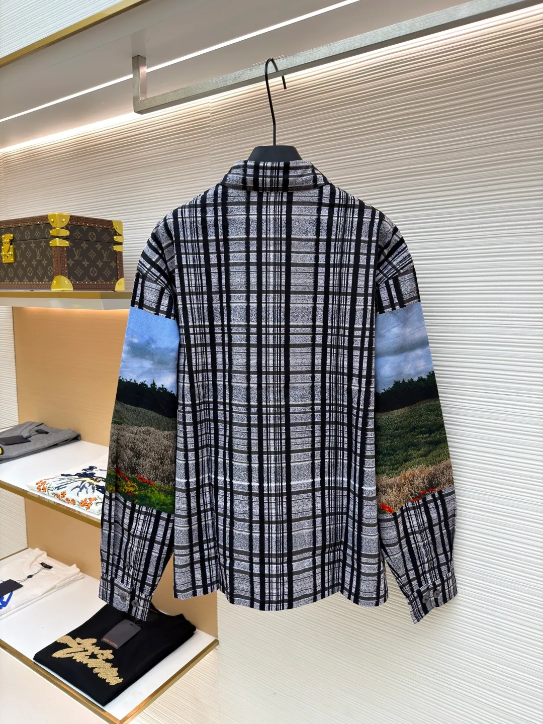 LOUIS VUITTON plaid stills printed shirt ●Original version: 13100 purchased and developed ●Item number: 1681280-B70 ●Fabric: cotton twill gauze fabric ●Technology: printing process ●Color: color printing ●Version: fitted version ●Weight: about 505 grams ●Size: XS-S-M-L ●Description: The fabric is made of [21s*16s Cotton twill gauze card], [warp and weft density 128*60], purchased the Y version [scanning flower positions to make printing drawings], using [semi-bleached cloth], paper pattern positioning flowers in each position to perfectly restore the Y version flower position, using [digital paint direct injection printing technology] printing, [laser burning] precise cutting Cut-out pieces, front and rear panels [horizontal line counterpoint flowers], front panel [restored flowers], double front patch pockets all [restored flowers], back panel + collar + collar line [vertical stripes counterpoint flowers], the entire garment requires extremely high accuracy in the printing package, and comes with [glossy topcoat square holes with logo hand-stitched buttons]. The overall wiring is straight and delicate, the fabric is comfortable and soft, and the color is consistent without color difference. It can be matched with the same style to create a fashionable look and control various occasions. Customized accessories, complete with three standards, same style for men and women!